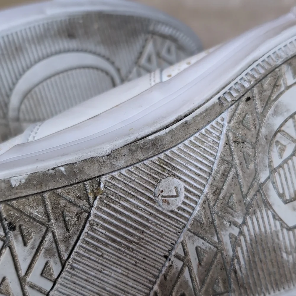 Guess White LEATHER Minimalist Tennis Shoes SZ 7